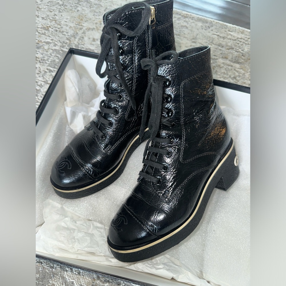 CHANEL Shiny Crumpled Lambskin boots - Picture 2 of 8